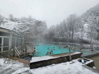 El paraíso termal de Bains de Llo emerge entre copos de nieve